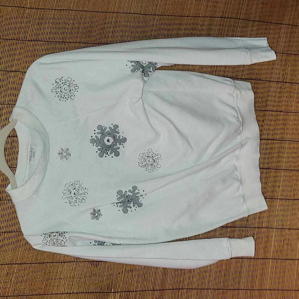 Vintage. Made in USA. Winthrop. Size medium. Snowflakes